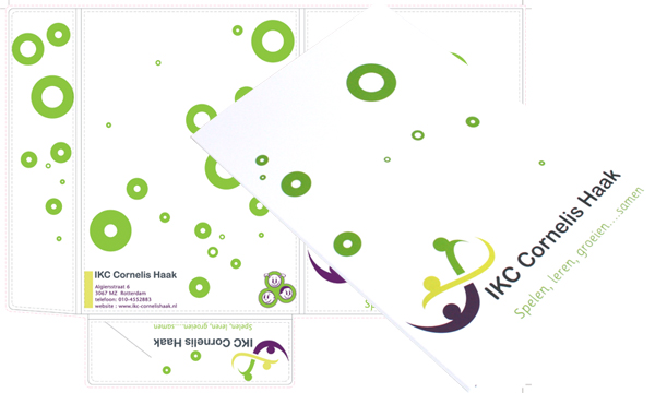 Informatie vouwmap, full colour bedrukt op basis van nieuw logo voor IKC Cornelis Haak School in Rotterdam.