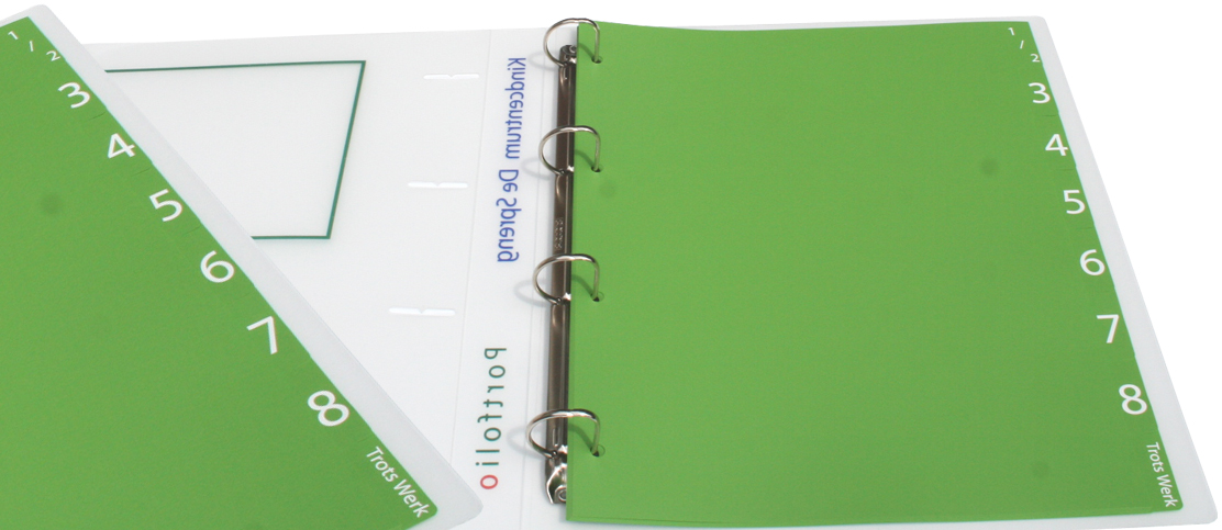 Speciaal voor basisschool gemaakte 8-delige set groene tabbladen. Tekst: groep 1/2 en groep 3 tot en met groep 8, tekst 'Trots Werk'.