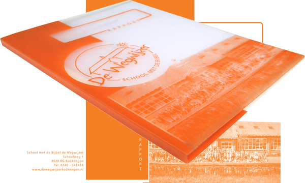 De Wegwijzer, school met de Bijbel in Kockengen heeft haar nieuwe schoolmap in oranje zeefdruk bedrukt.