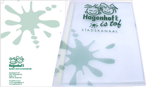 Nieuwe rapportmap in zeefdruk bedrukt voor OBS Hagenhofschool in Stadskanaal.