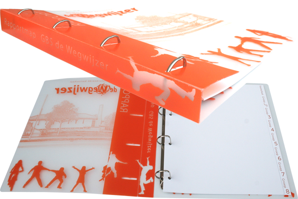 Nieuwe school ringbandmap voor GBS De Wegwijzer in Hilversum in de kleur oranje zeefdruk bedrukt.
