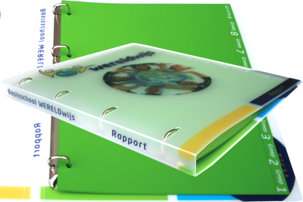 Nieuwe full colour digitaal bedrukte schoolmap en set groene tabbladen voor basisschool Wereldwijs in Houten.
